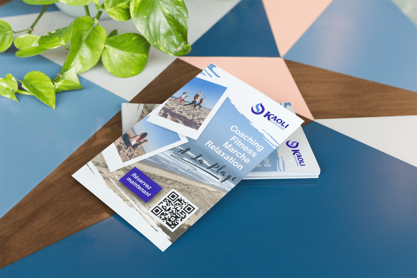 Identité visuelle affichant des flyers de coach fitness pour la remise en forme à la plage.