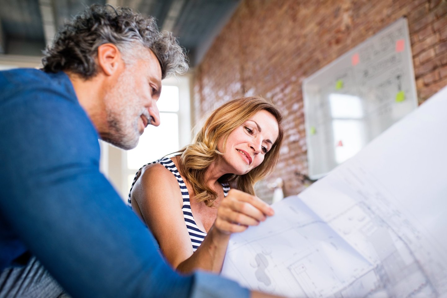 Couple qui étudie un plan pour faire des travaux