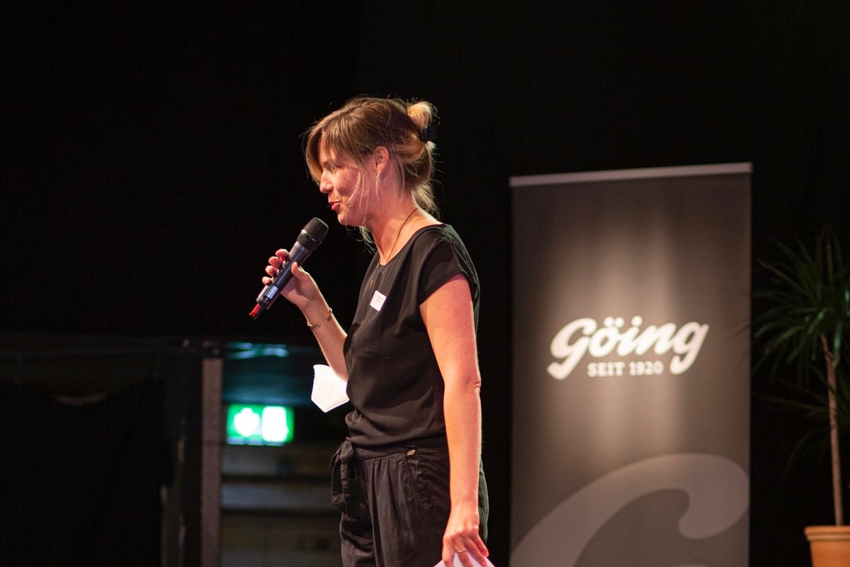 Moderatorin Stine Nehrmann - auf Bühne – lebendig und empathisch moderiert sie Veranstaltungen