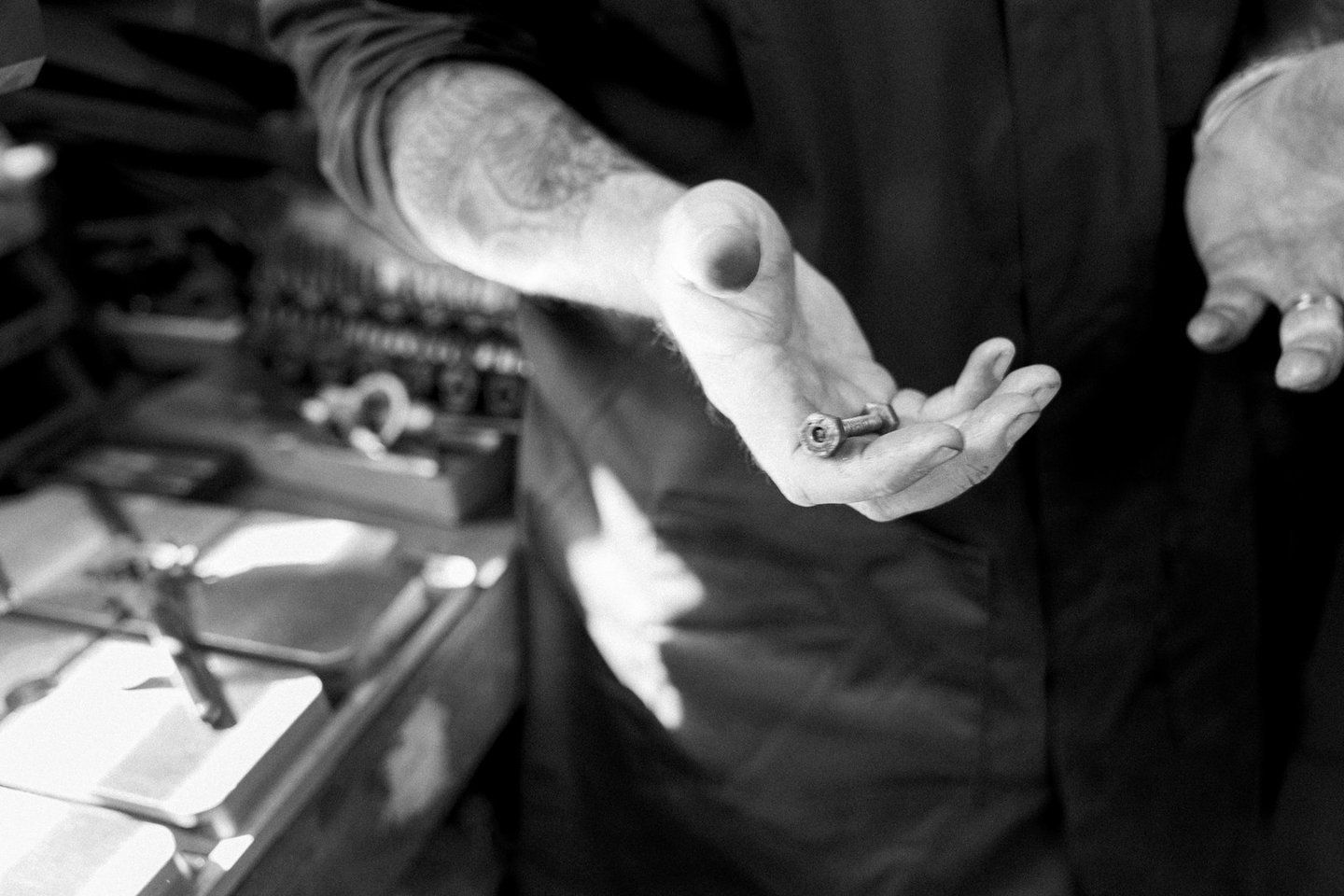 Photo de mains d'un artisan tenant une pièce détachée d'une lampe