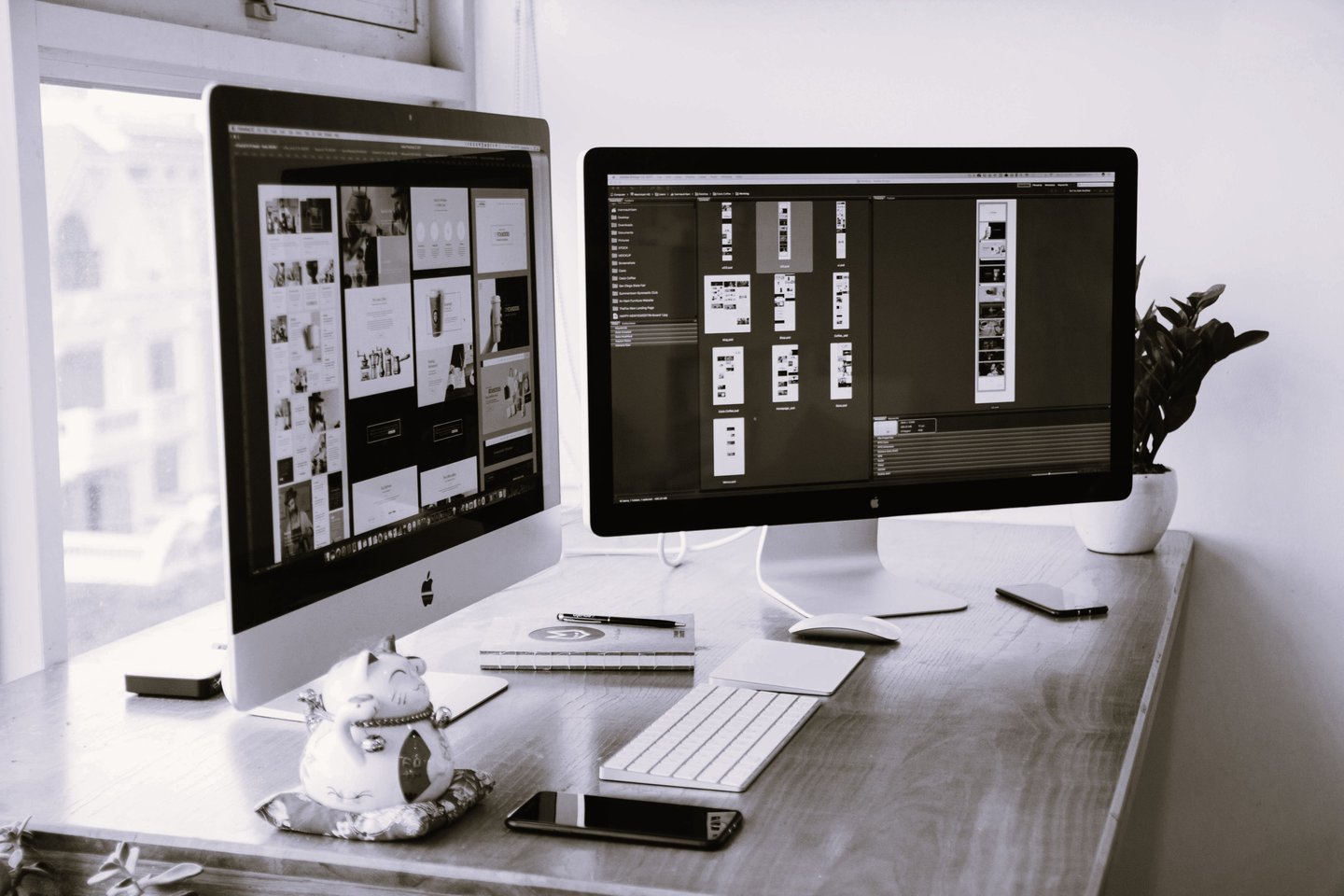 Photo de deux ordinateurs avec des logiciels professionnels pour la création de sites internet
