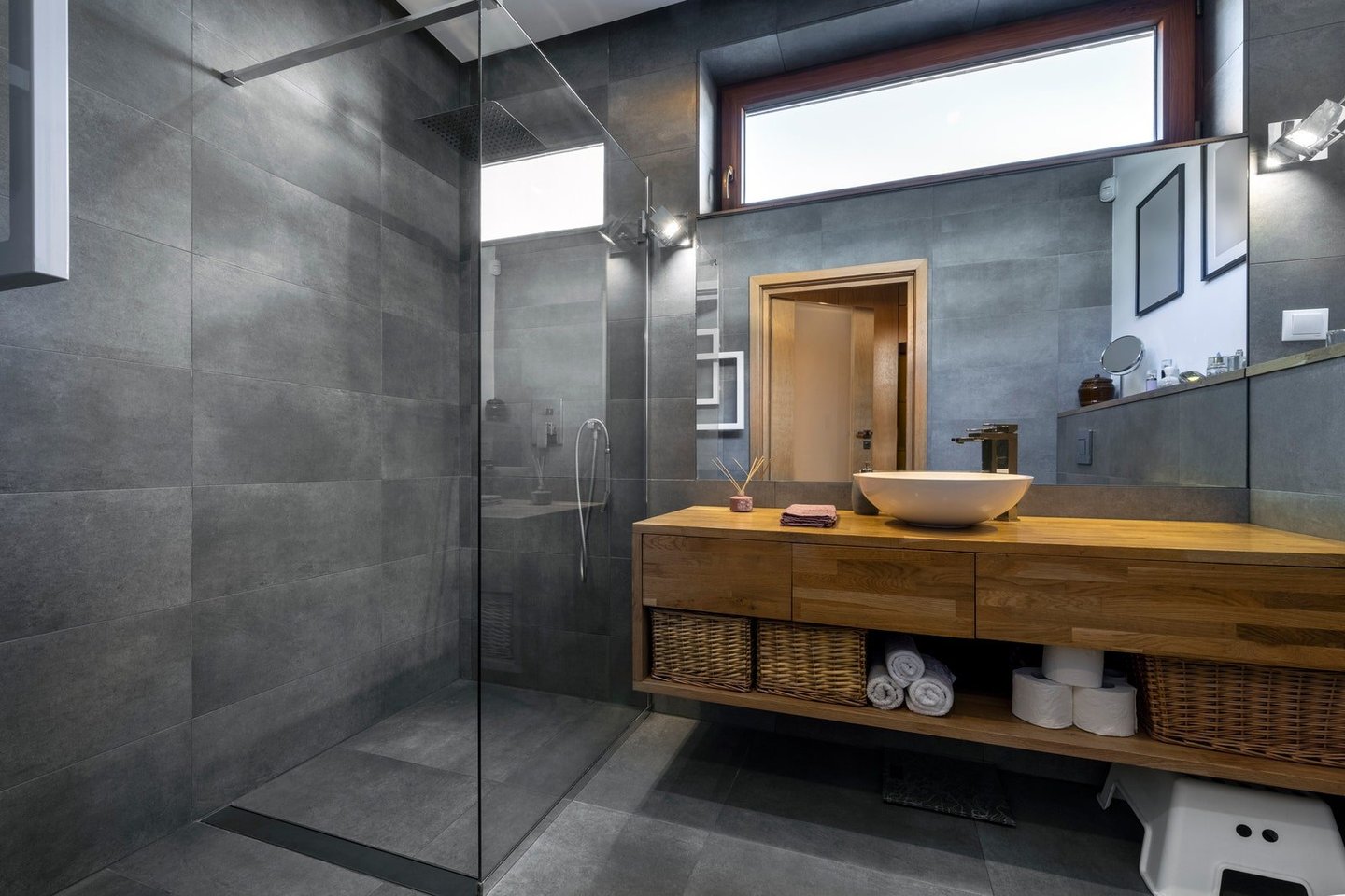 salle de bain avec douche italienne et vasque, carrelage toute hauteur moderne couleur ardoise