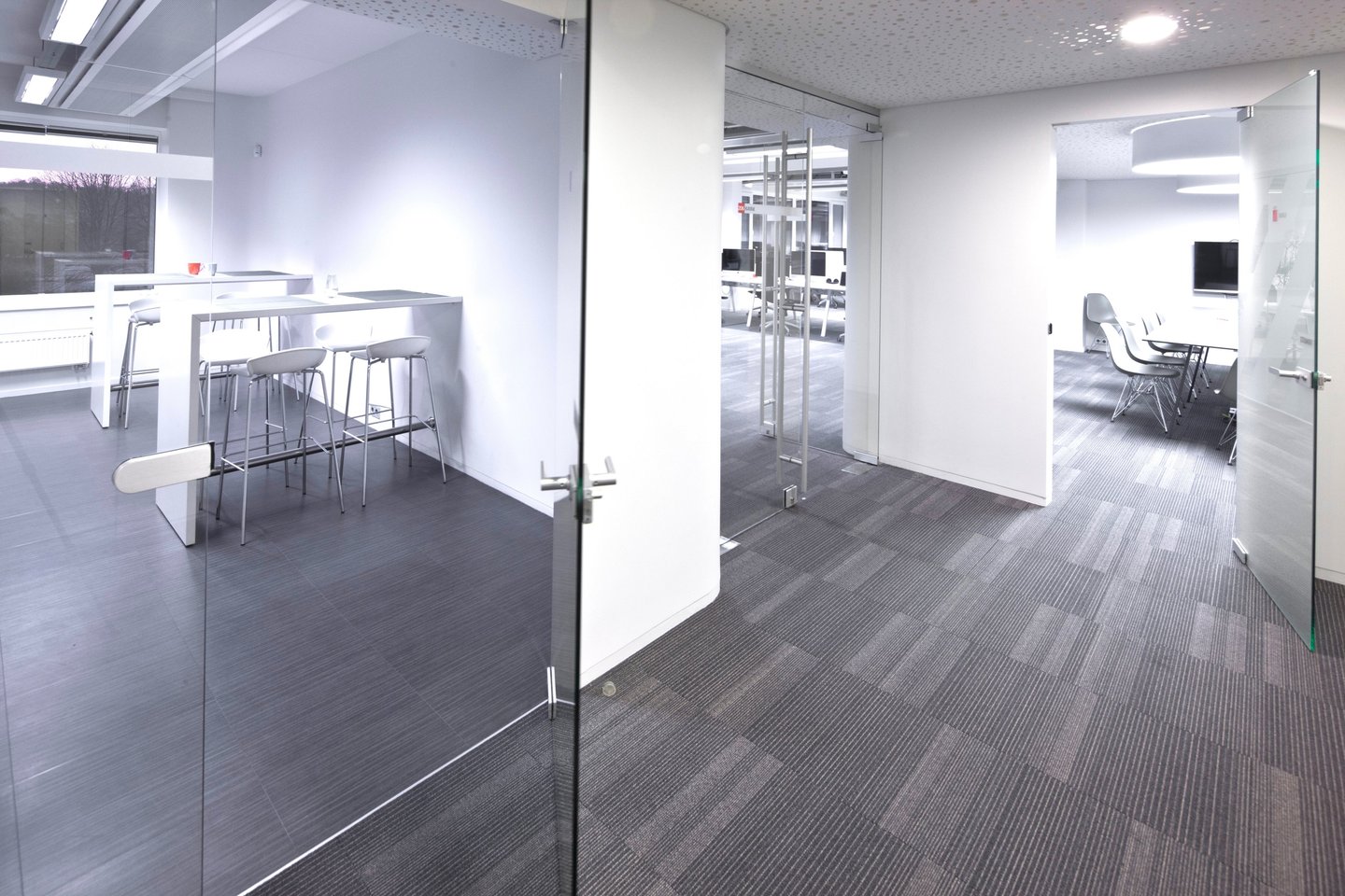 LVT grindu danga virtuves zonoje