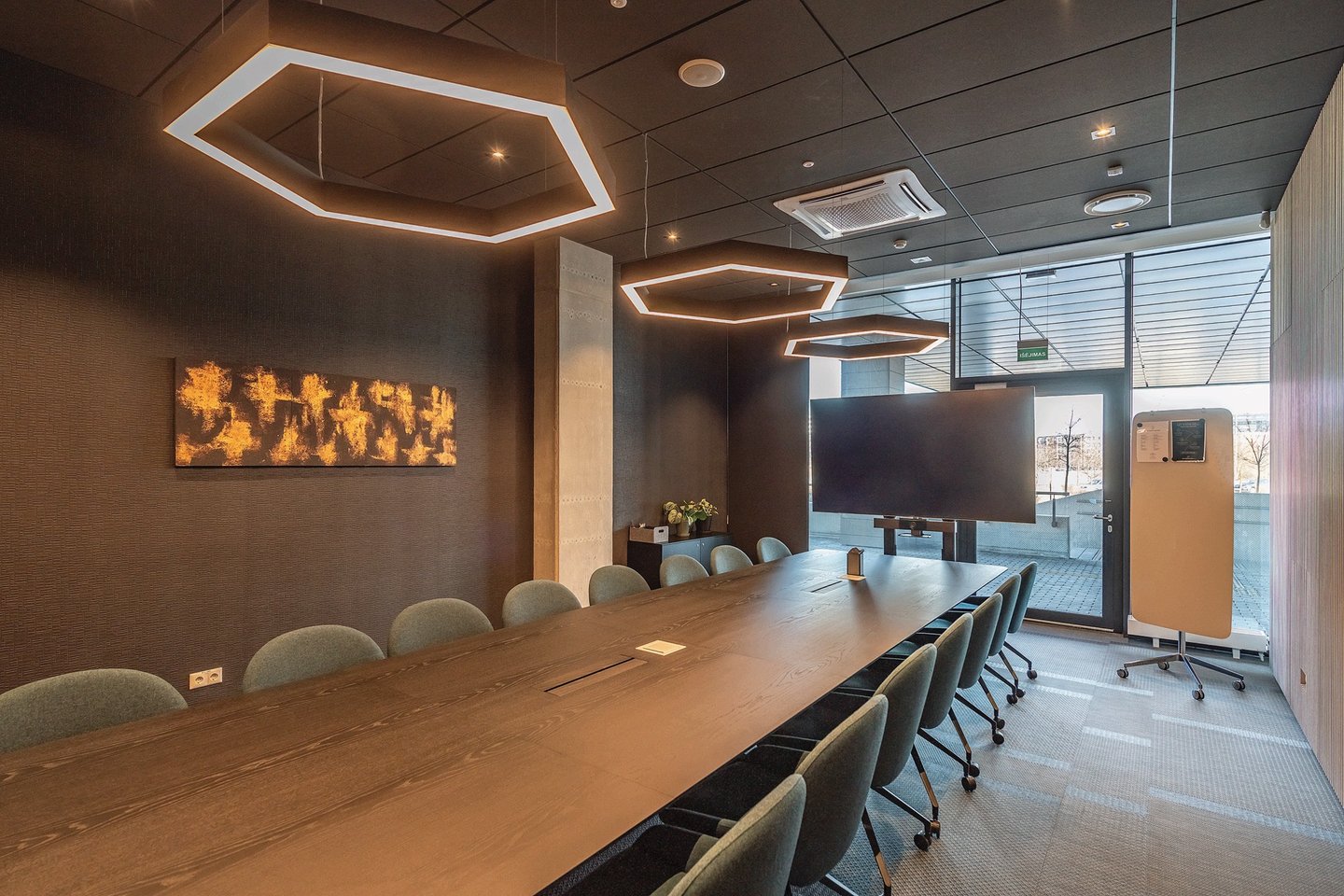 biuro interjeras su sienu danga