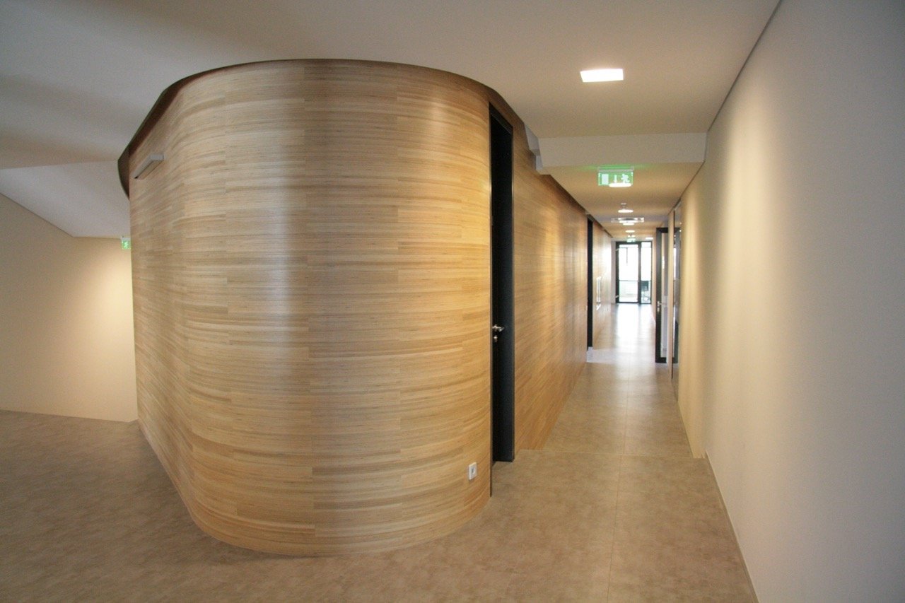 lenktu sienu apklijavimas vinilo lentelemis