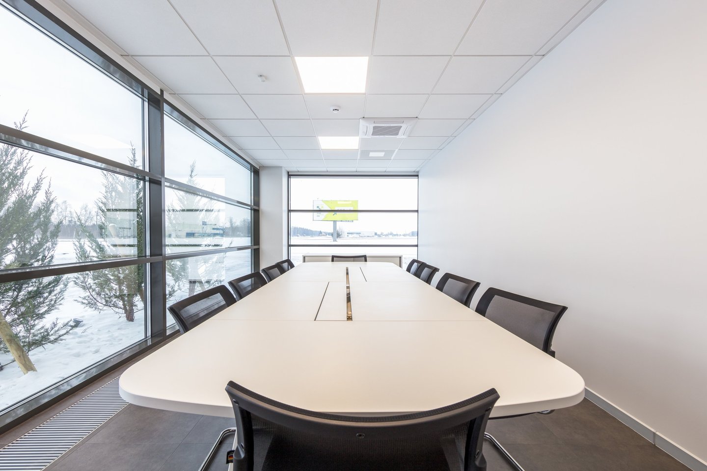 vinilines grindys koncefenciju kambaryje