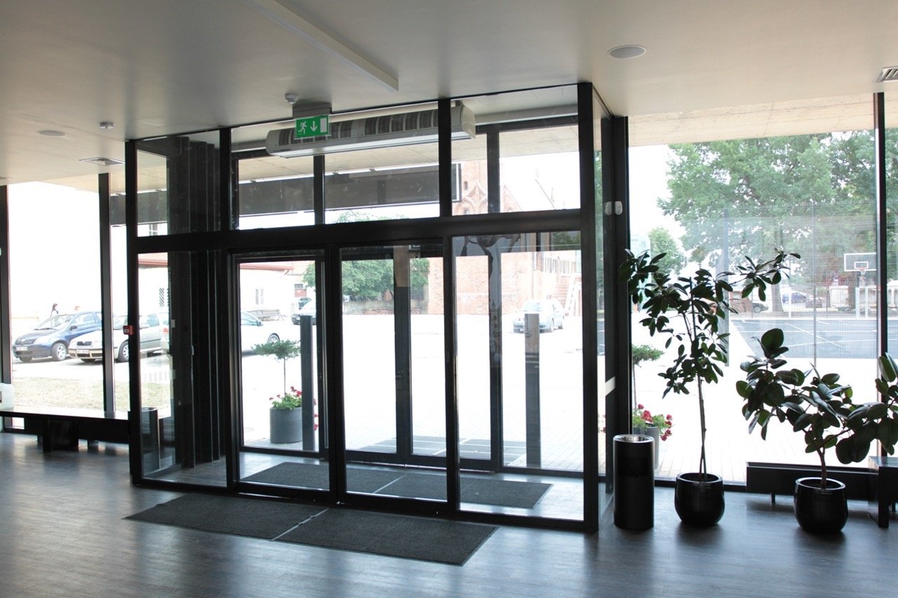 atsparios grindu dangos mokykloms