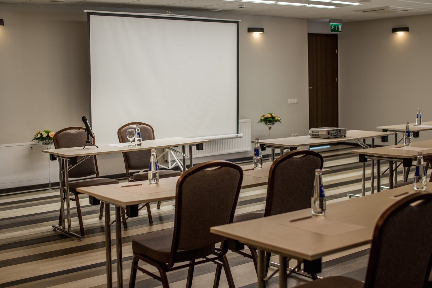 konferencines sales grindys