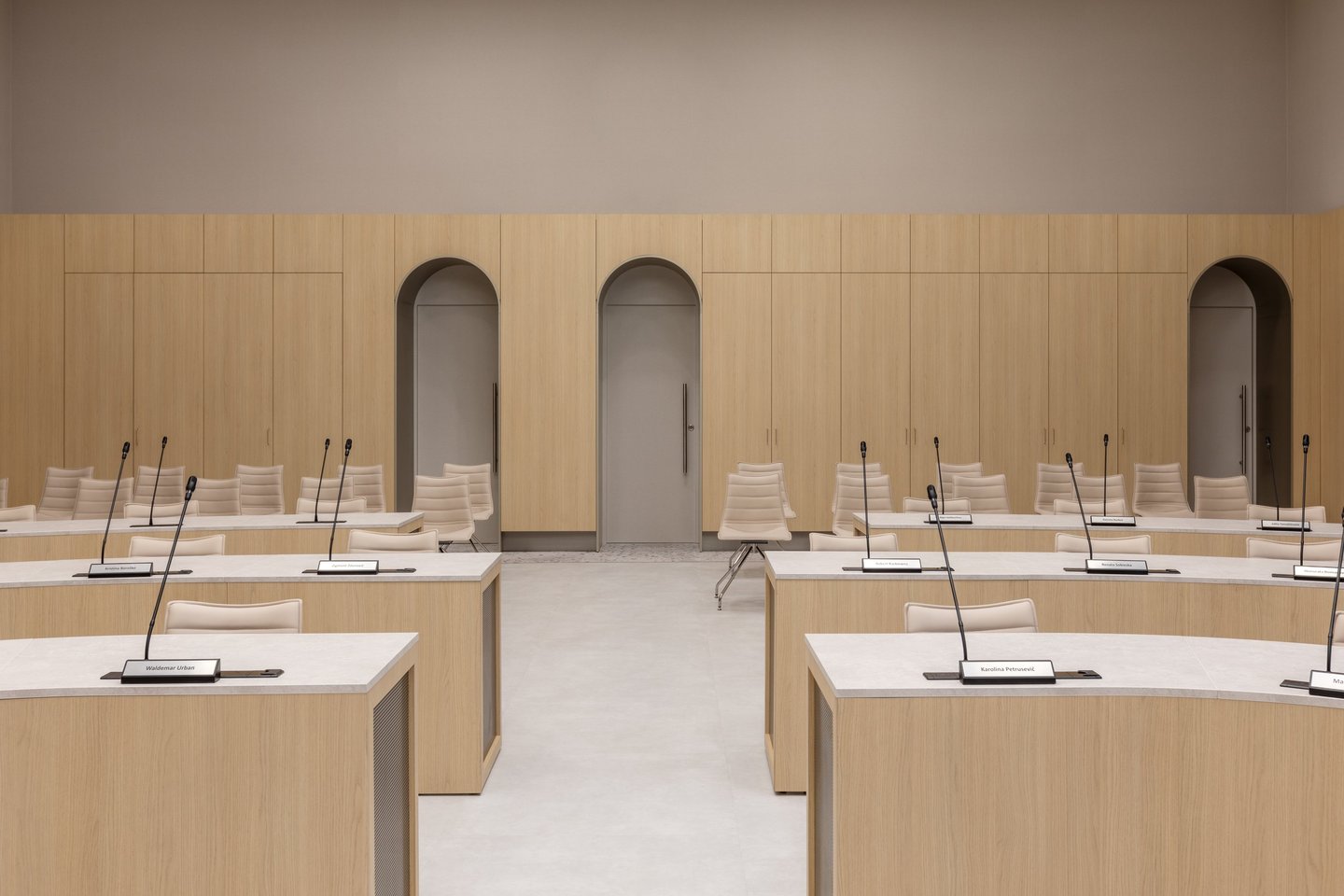 Vinilinė sienų danga ila apklijuotos durys ir viršutinė sienų dalis