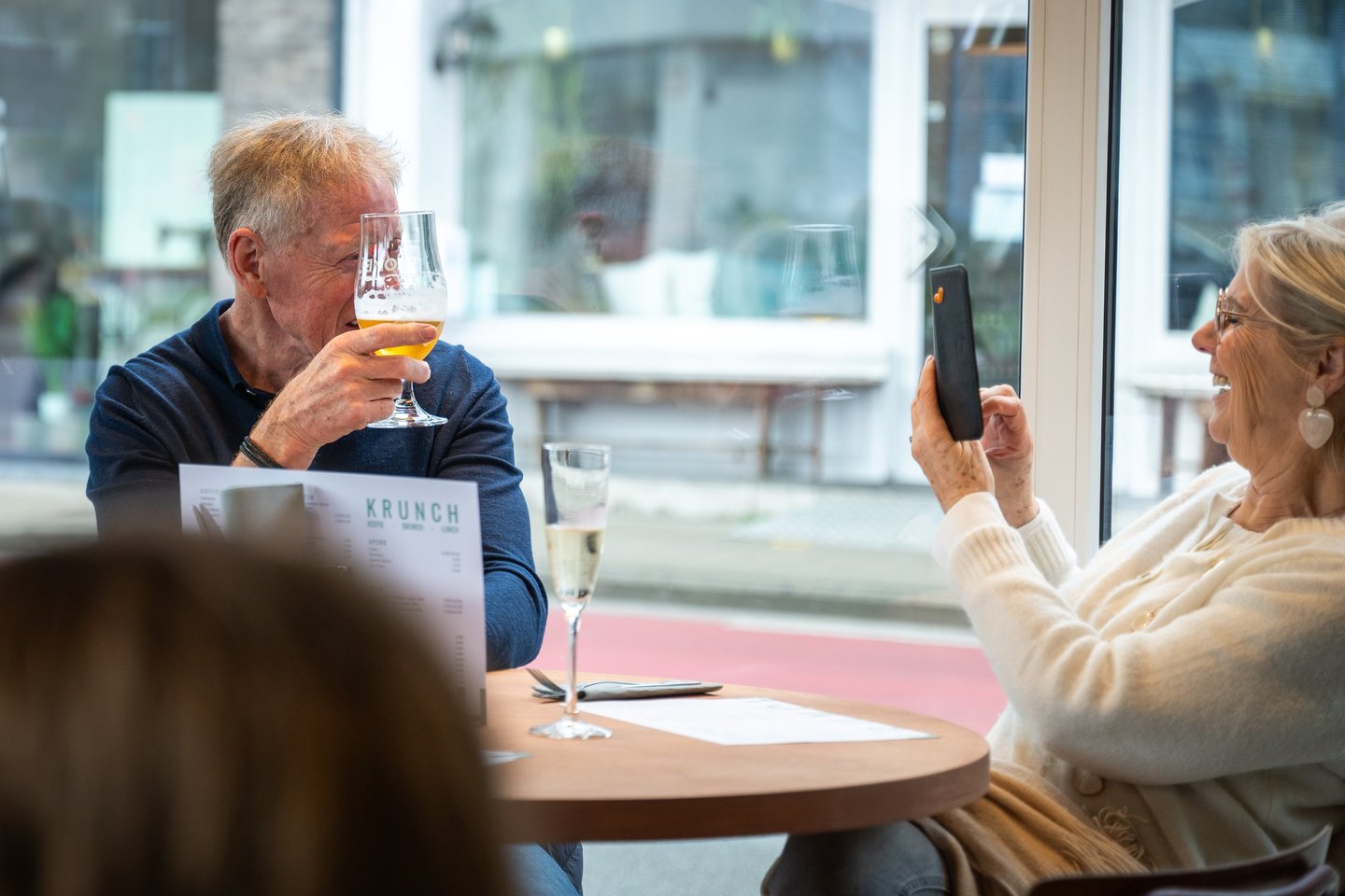 Gast met een drankje in het sfeervolle interieur van Krunch Gent