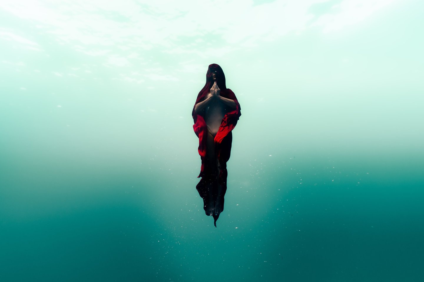 ethereal underwater fine art photography human movement Laura Mommicchi
