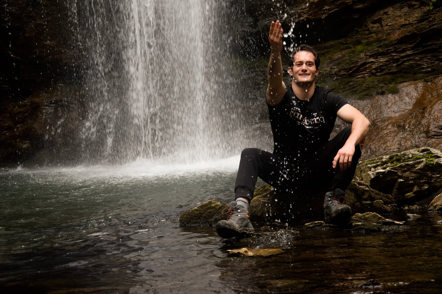 Matteo sotto la cascata del Rio Ferraia lancia acqua dopo camminata, escursione, sentiero Liguria