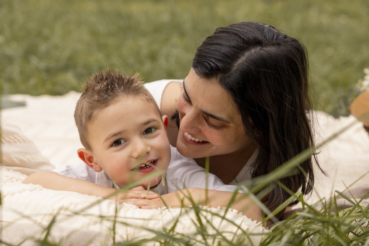 Retrat de mare i fill en una sessió de fotos familiar a Girona en entorn natural exterior
