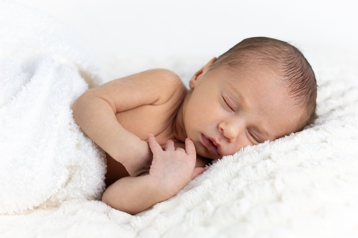 Sessió de fotos newborn a Girona amb una bebè recent nascuda dormint en estudi fotogràfic