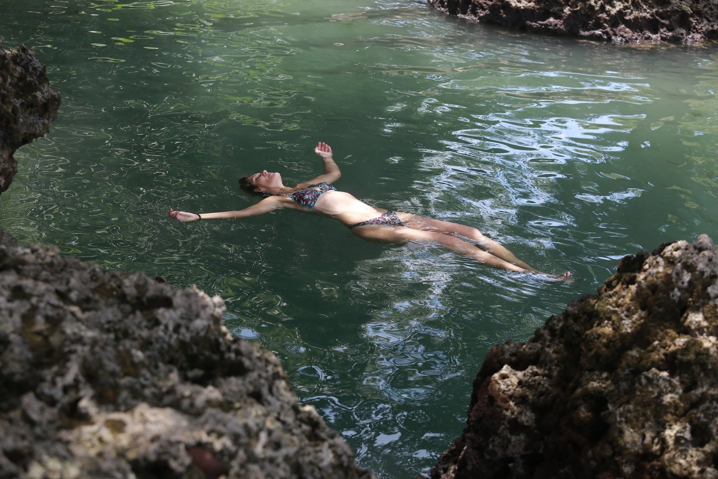 una mujer en bikini nadando en el agua