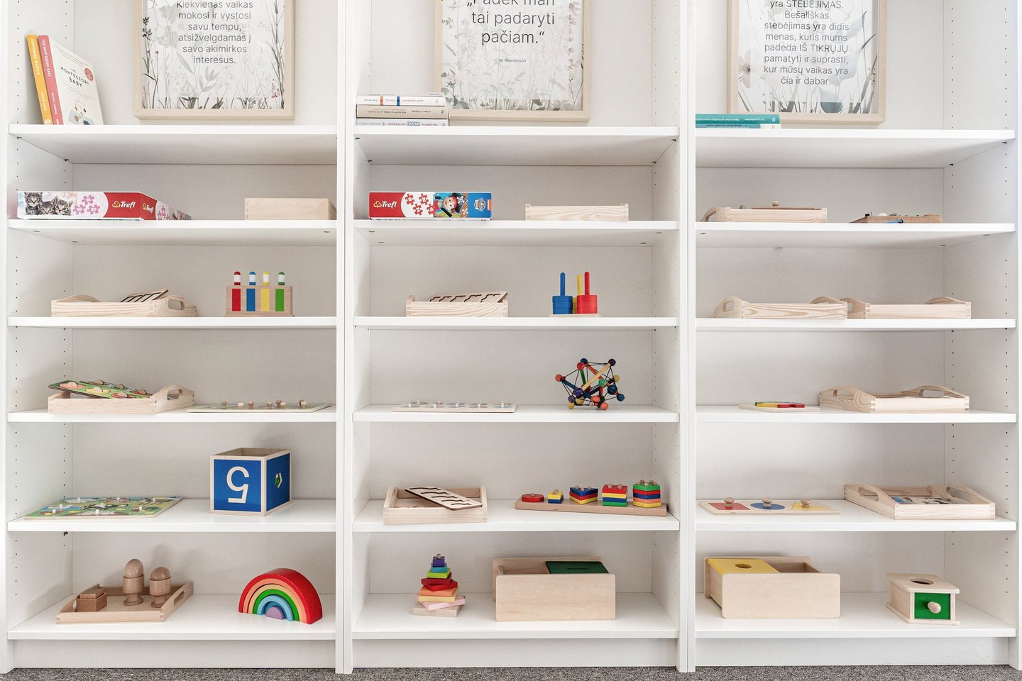 Montessori stiliaus žaislai žaidimų kambaryje mažiems 0-6 metų vaikams