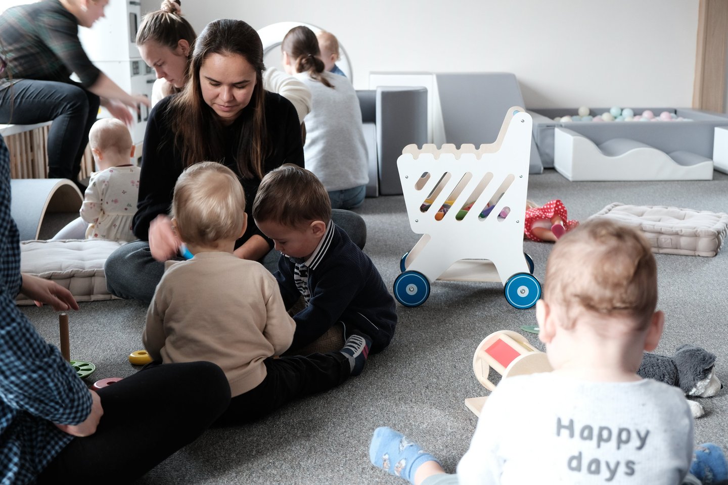 Vaikas žaidžia Montessori žaislais žaidimų kambaryje Vilniaus Baltupiuose