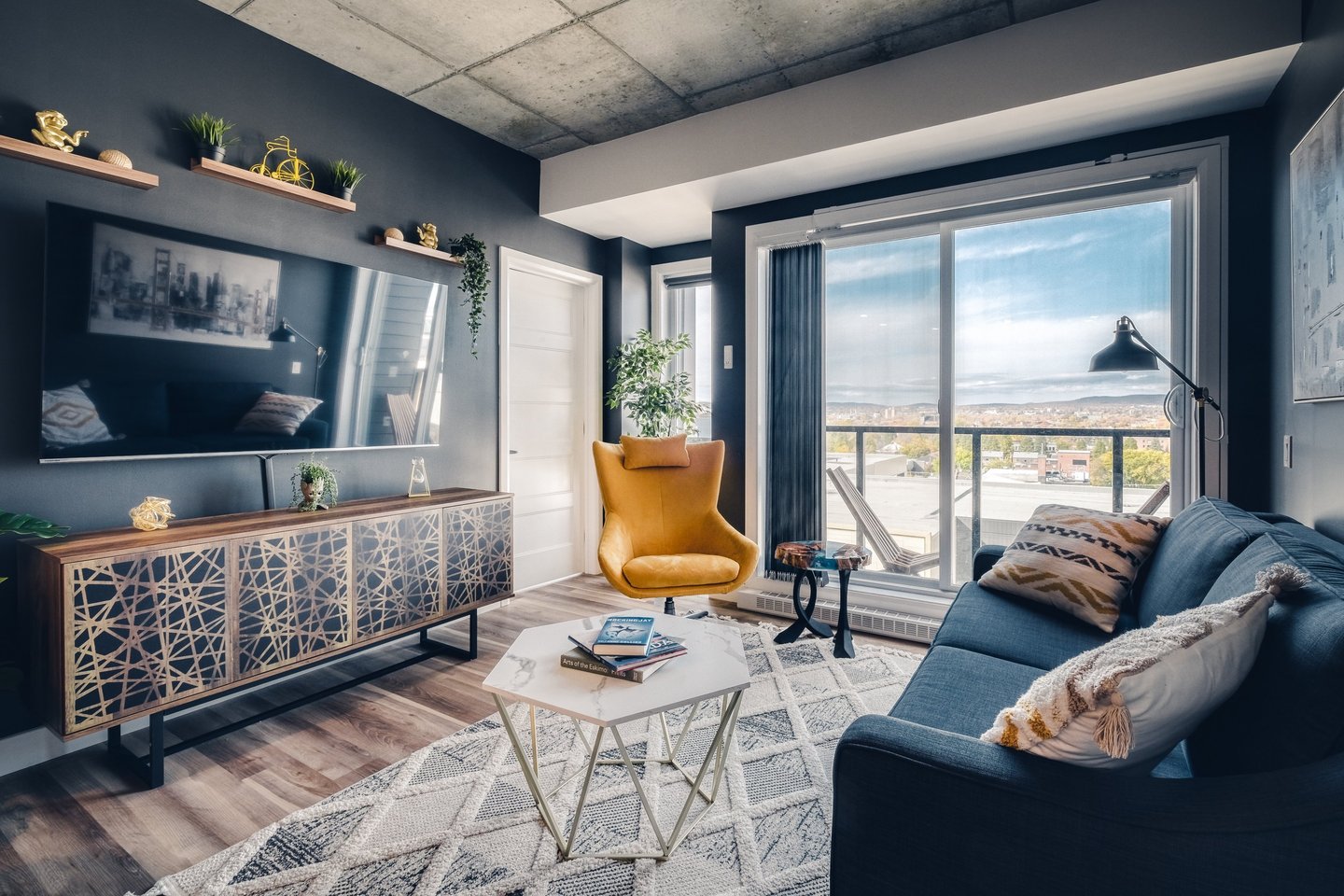 Salon d'un Airbnb de luxe tout équipé avec vue sur la ville de Lyon