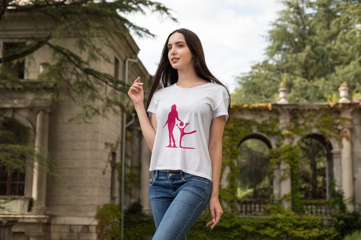 CHICA CON CAMISETA ESTAMPADA, MODELANDO