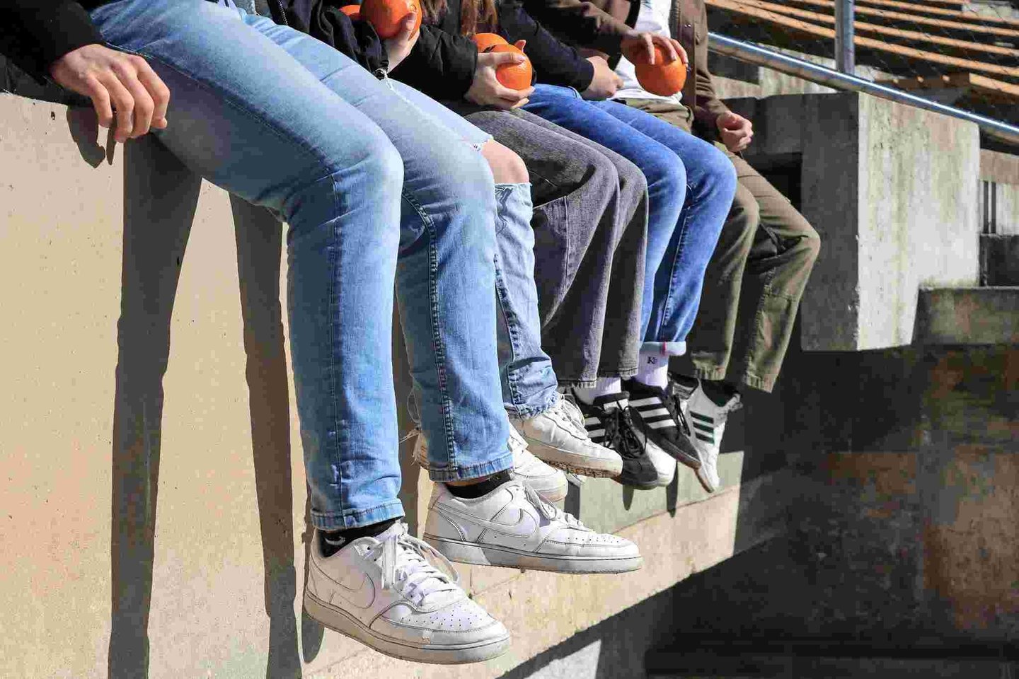 zmoniu kojos nuleistos sedint ant betoninio borto