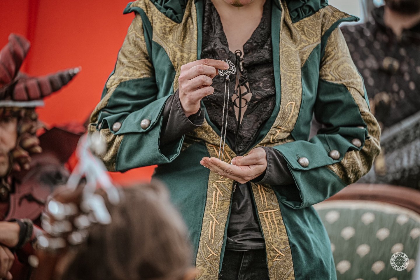 Création unique faite pour un dragon vert dont le costume présente des broderies et du brocard