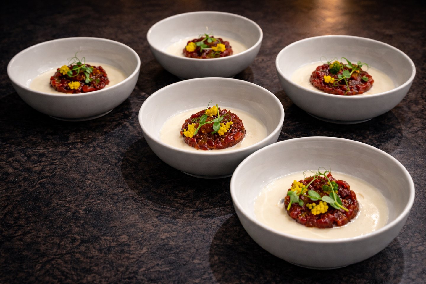 Platos de tartar de atún emplatados para una experiencia gastronómica personalizada
