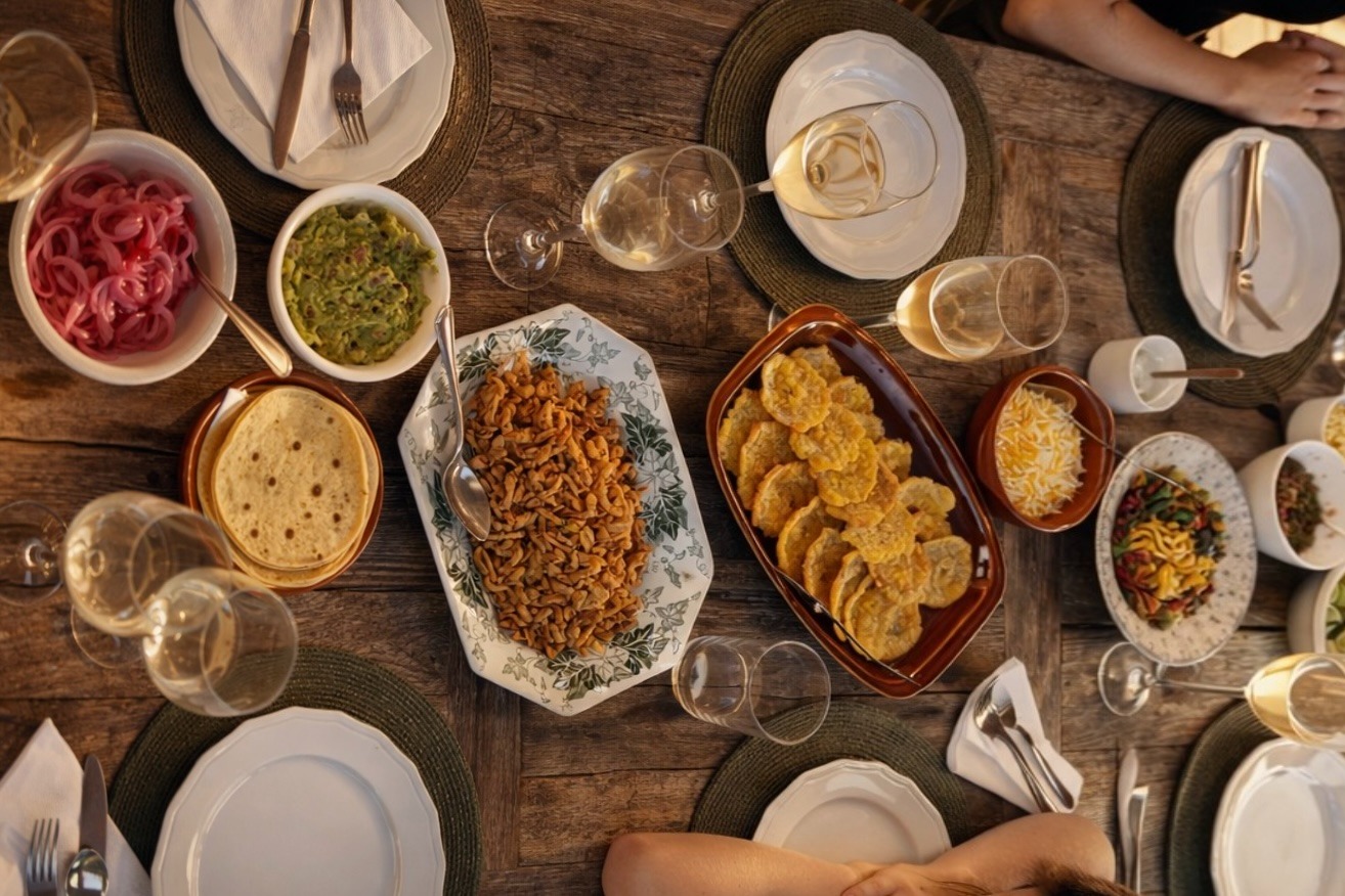 Mesa estilo family style preparada para una experiencia gastronómica privada