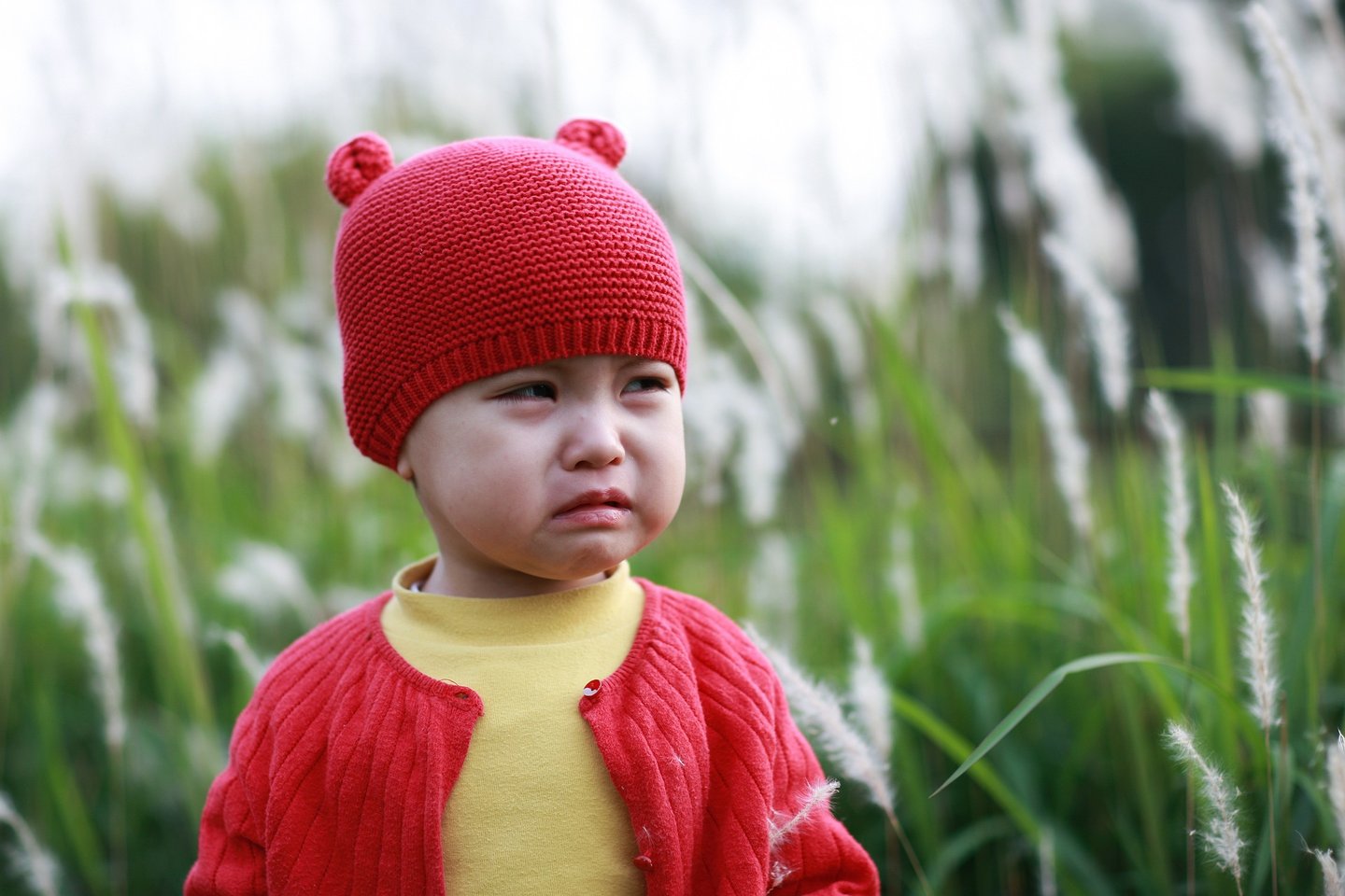 un enfant qui fait la moue