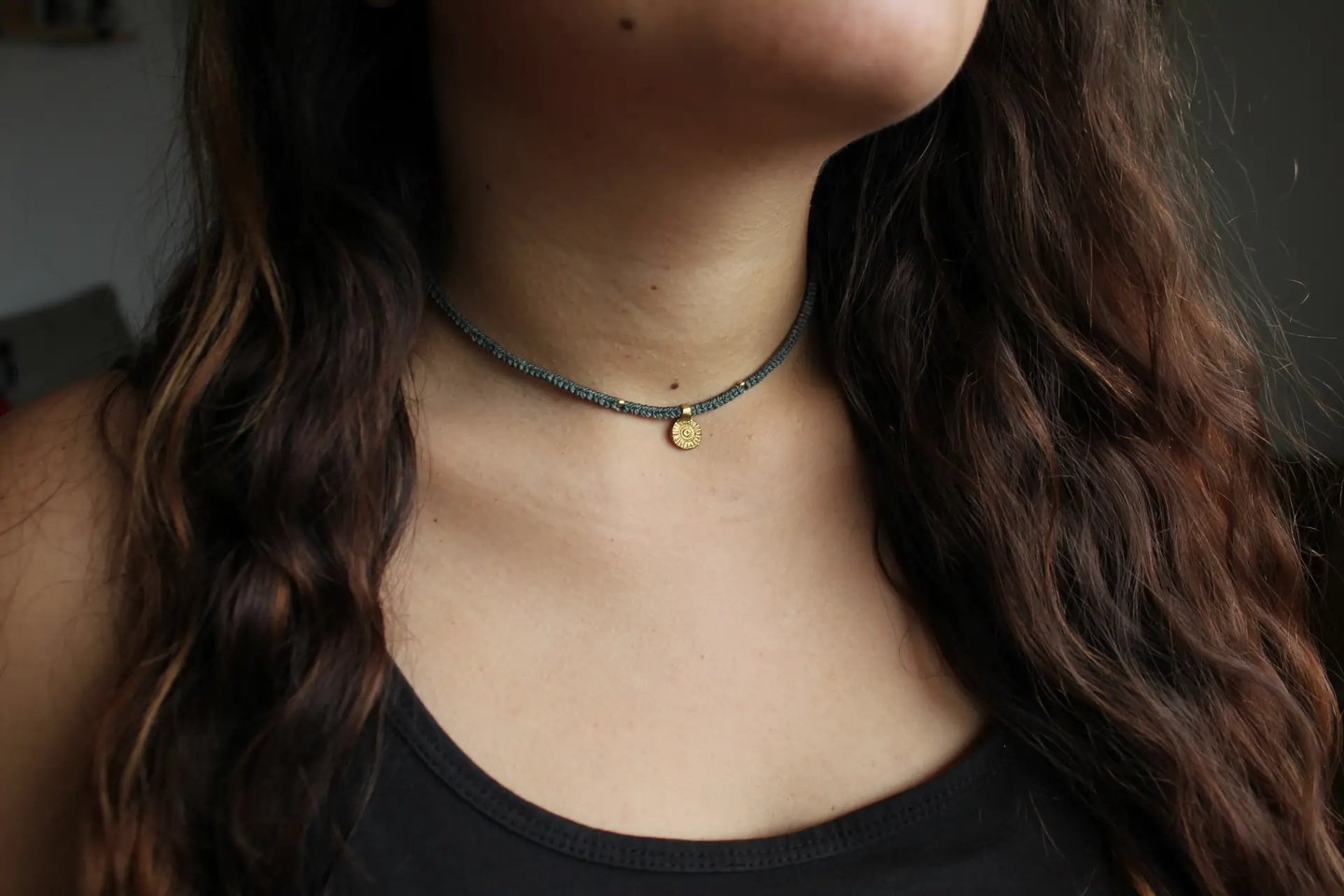 Grüner Makramee-Choker mit kleinem goldenen Anhänger