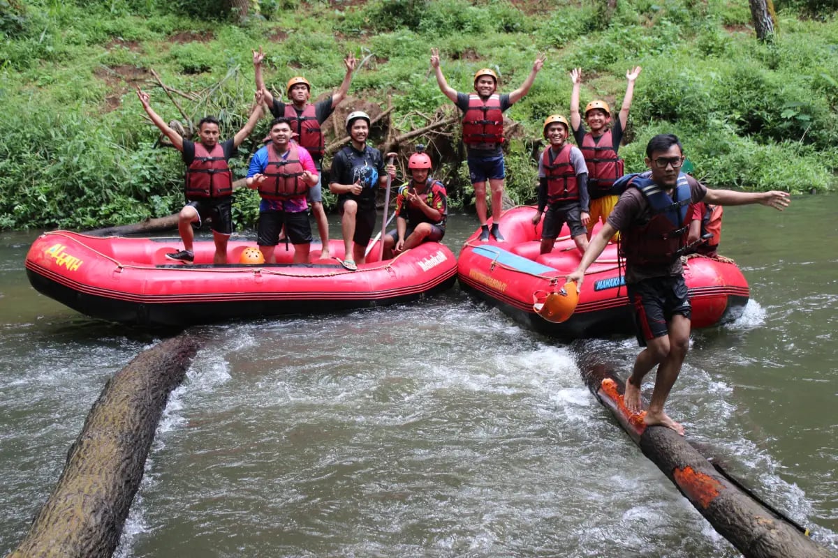 Peserta rafting Pangalengan menikmati petualangan seru di sungai dengan perahu karet dan tantangan menyeberangi batang kayu