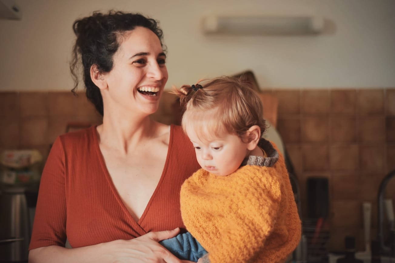 femme qui sourit - crédit photo by Charlotte Moulin