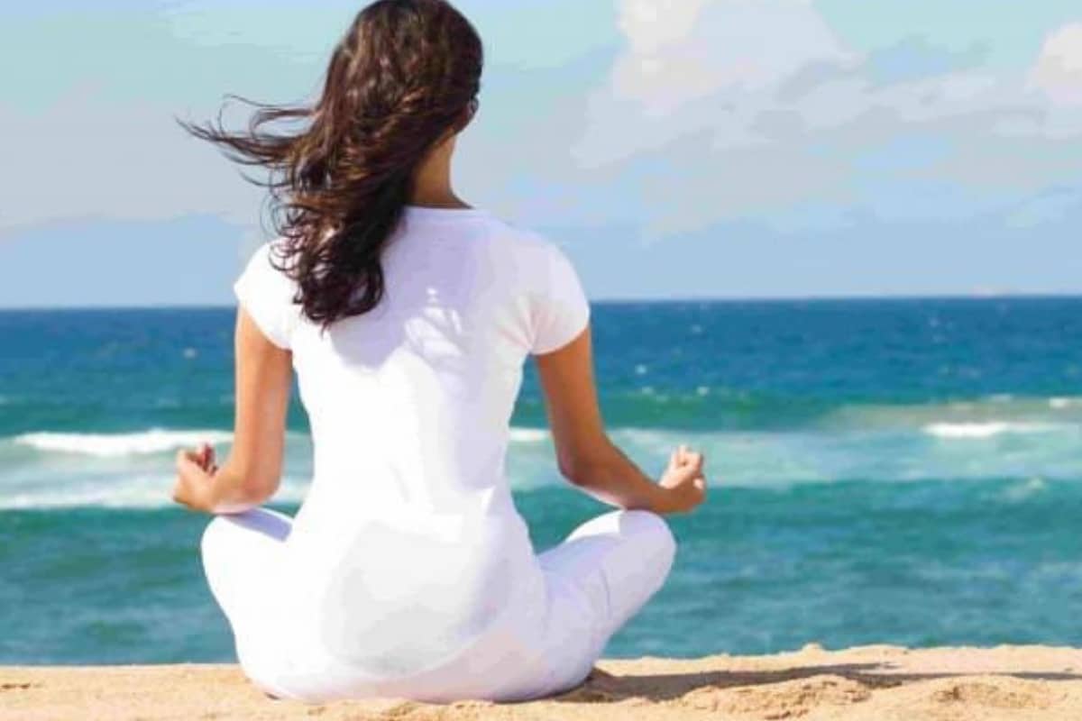 femme meditation face à la mer