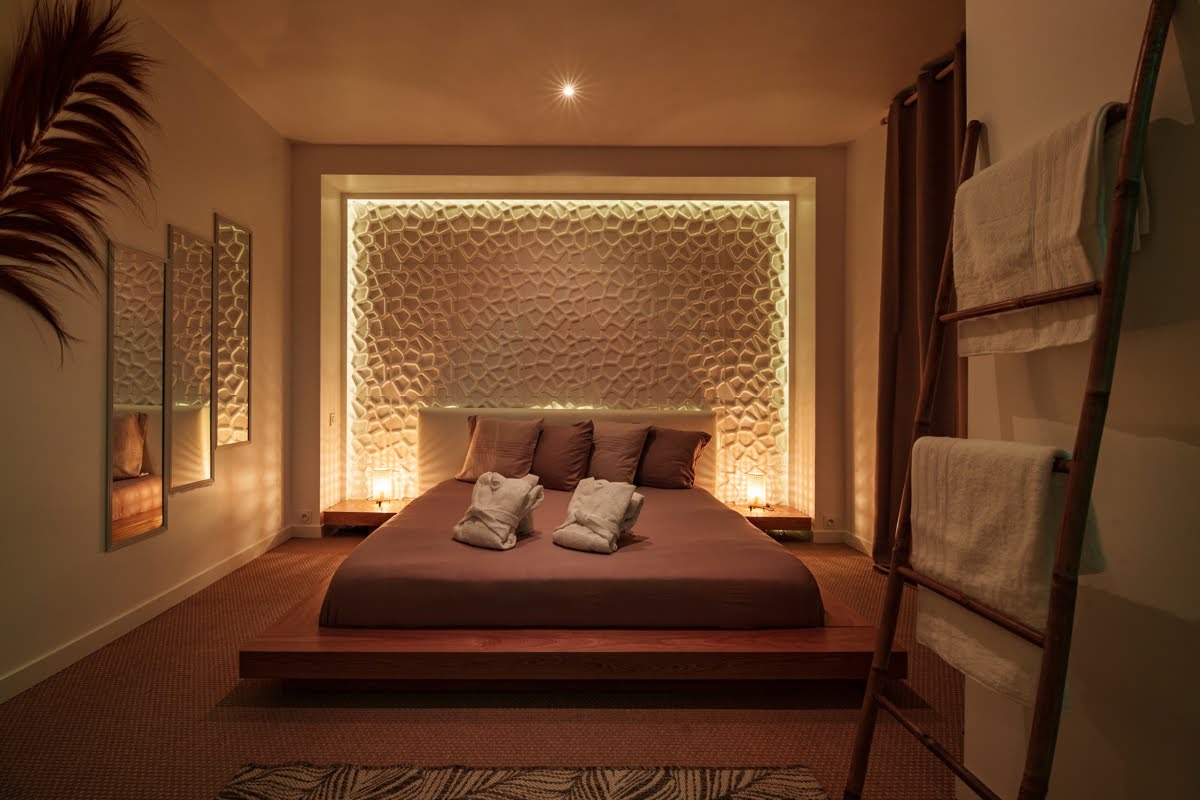 Lit de la love room bretagne dans une suite de luxe, pour une nuit insolite avec jacuzzi privatif