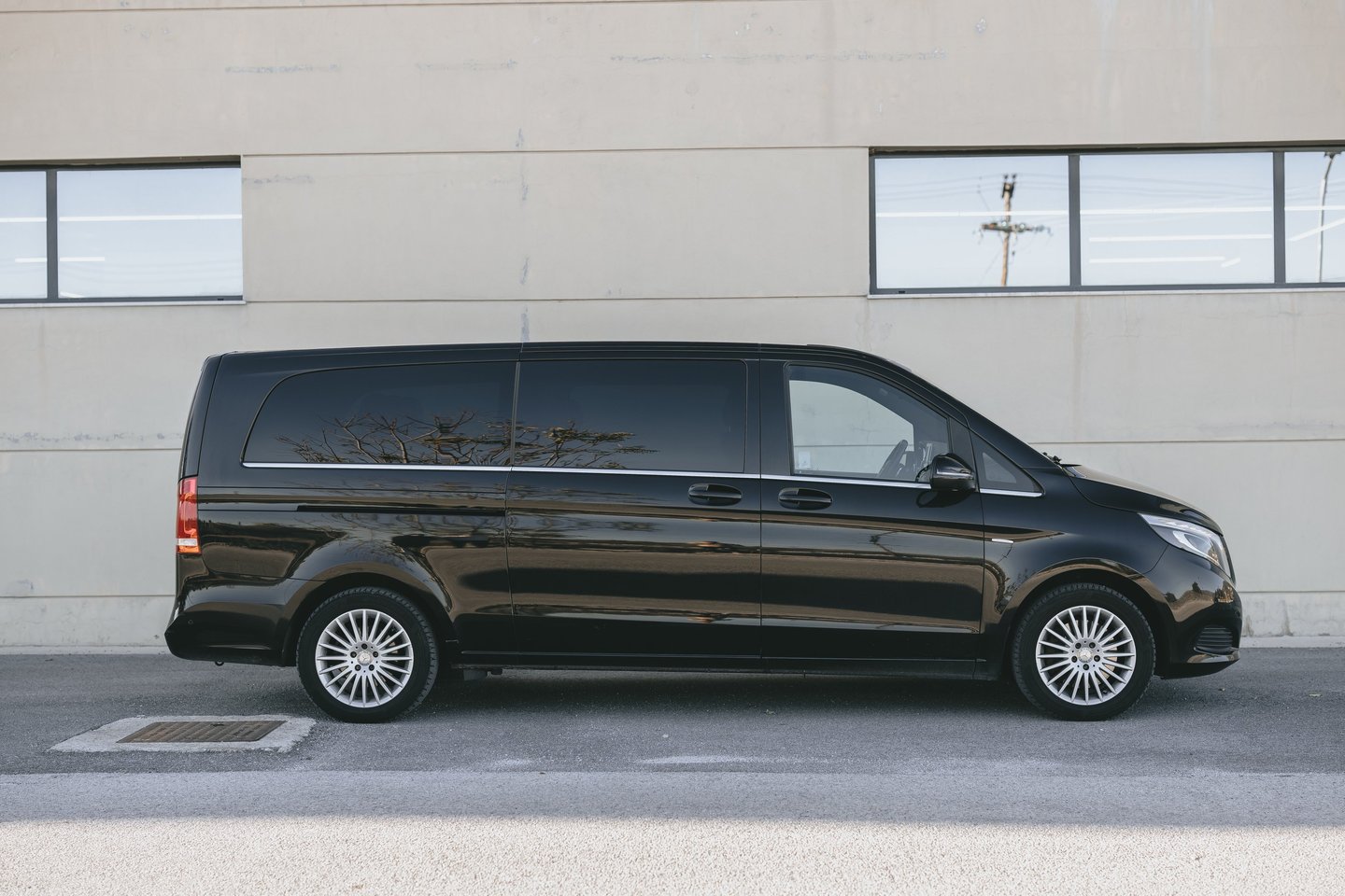 Dedicated private hire vehicle for high-end travel agent partnerships