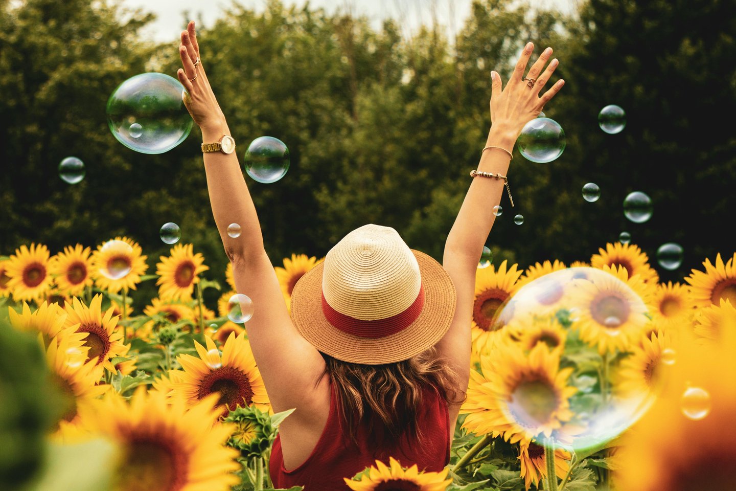 Un femme entourée de bulle & fleur