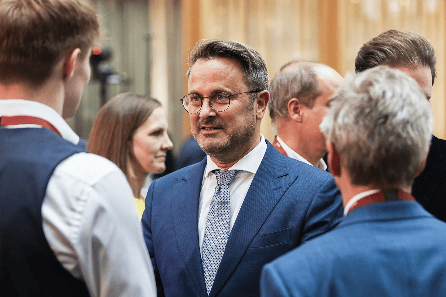 Photo du premier ministre Luxembourgeois Xavier Bettel en événement d'entreprise.