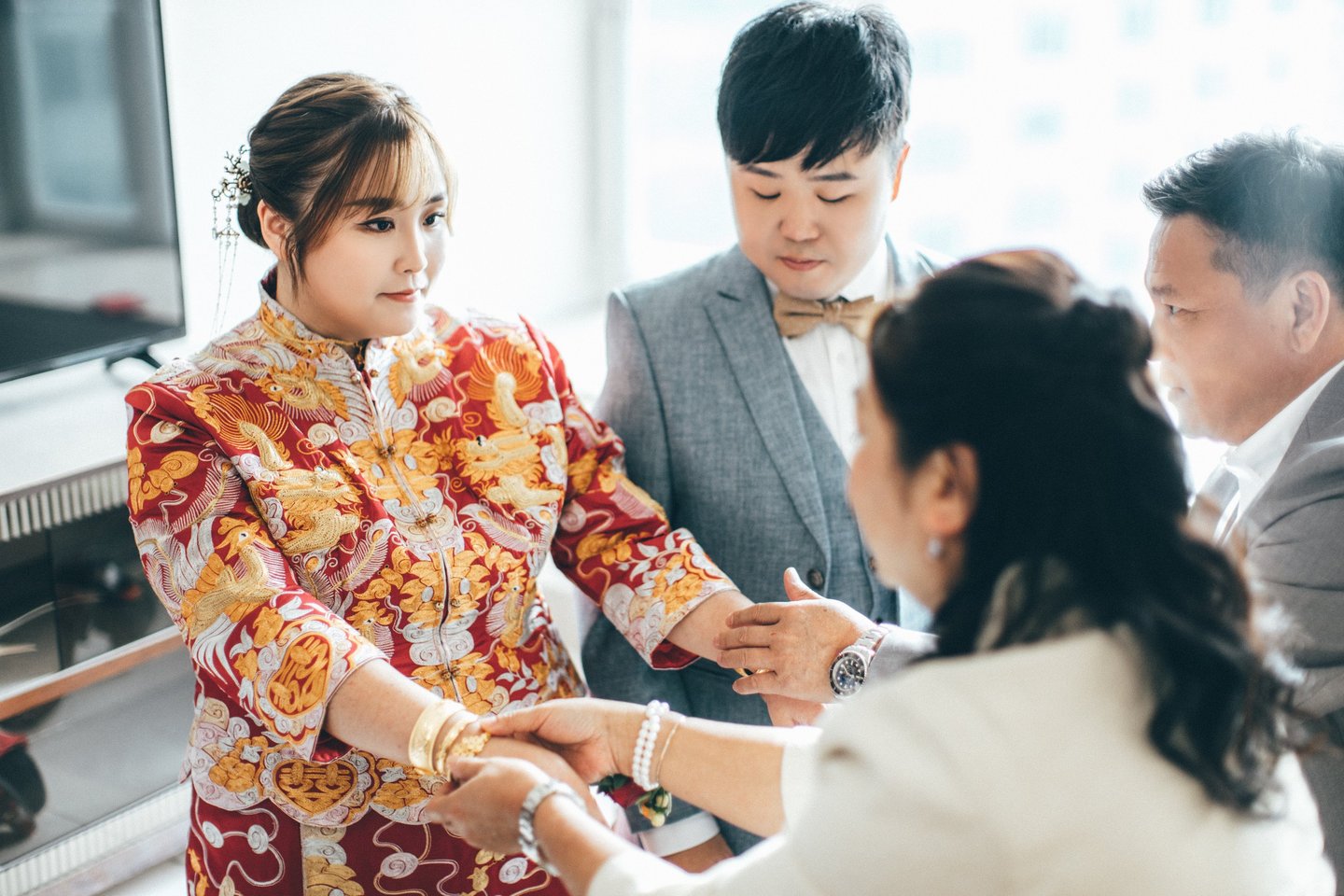 香港婚禮新娘化妝跟妝服務-我們提供全程貼身跟妝服務，從新娘子出門、男家入門、證婚、外影、晚宴迎賓、新人進場到晚宴敬酒的所有婚禮環節，我們都盡心為新娘子提供貼心+貼身的跟妝服務