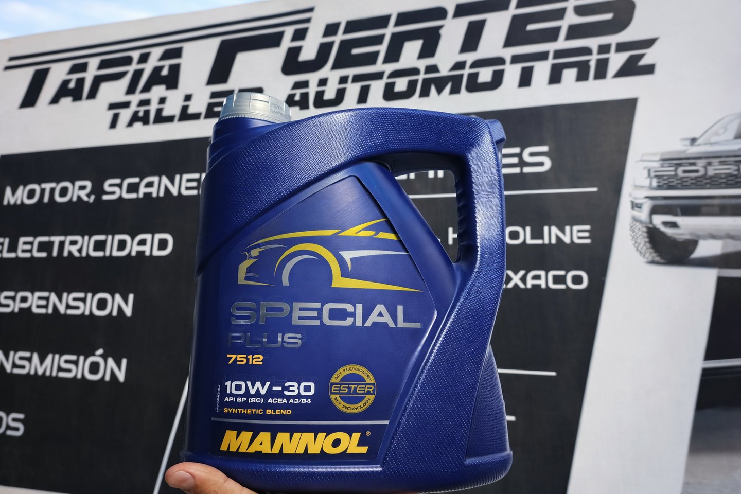 Uso de aceite Mannol 10W30 para garantizar protección y rendimiento del motor en cada servicio.