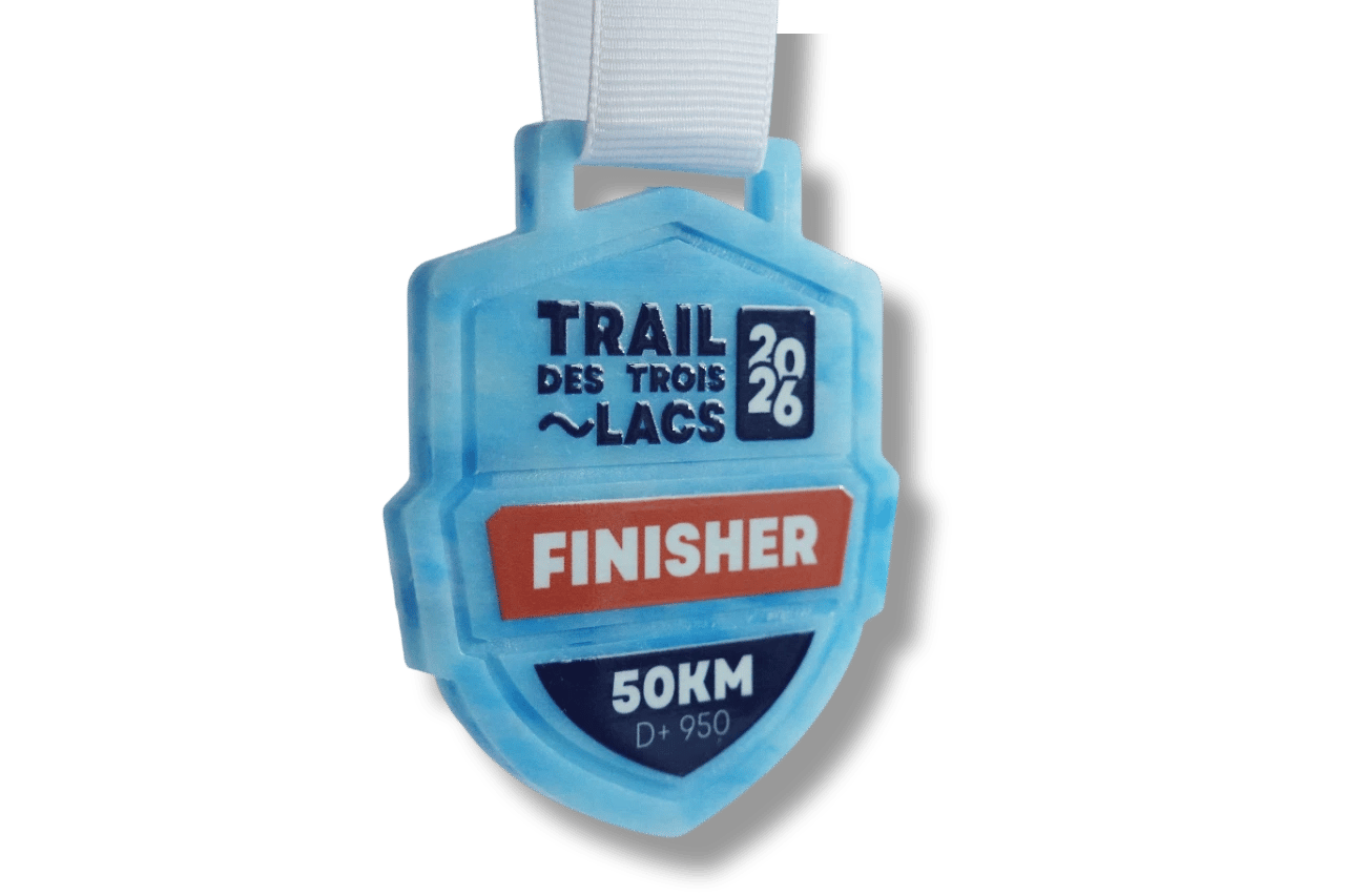 Gros plan sur une médaille éco-responsable en plastique recyclé bleu