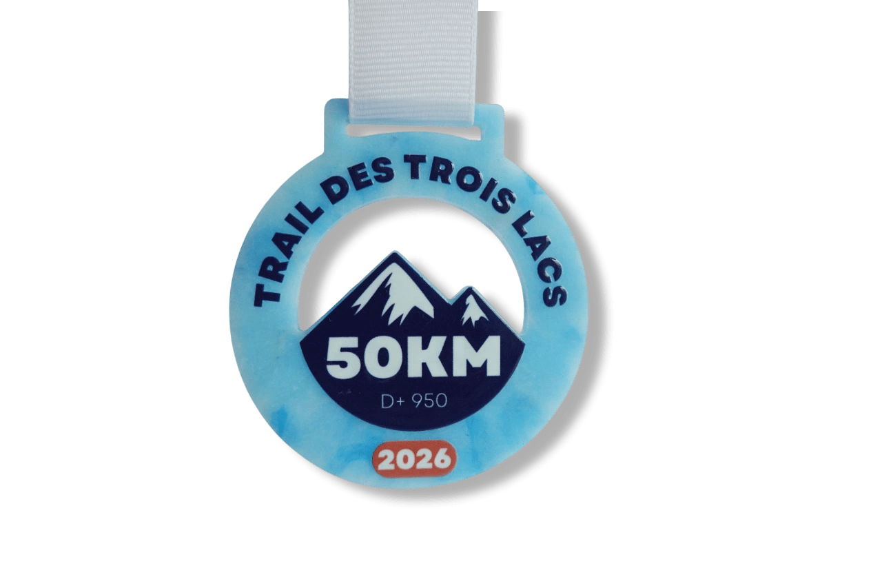 Gros plan sur une médaille de sport éco-responsable 100% en palstique recyclé