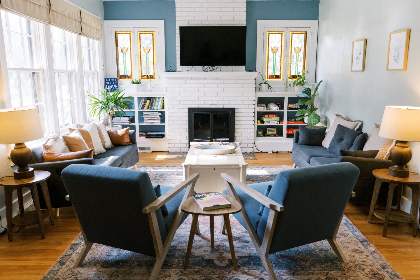 South Cliff Inn's living room, well-stocked with books, magazines, puzzles, and board games