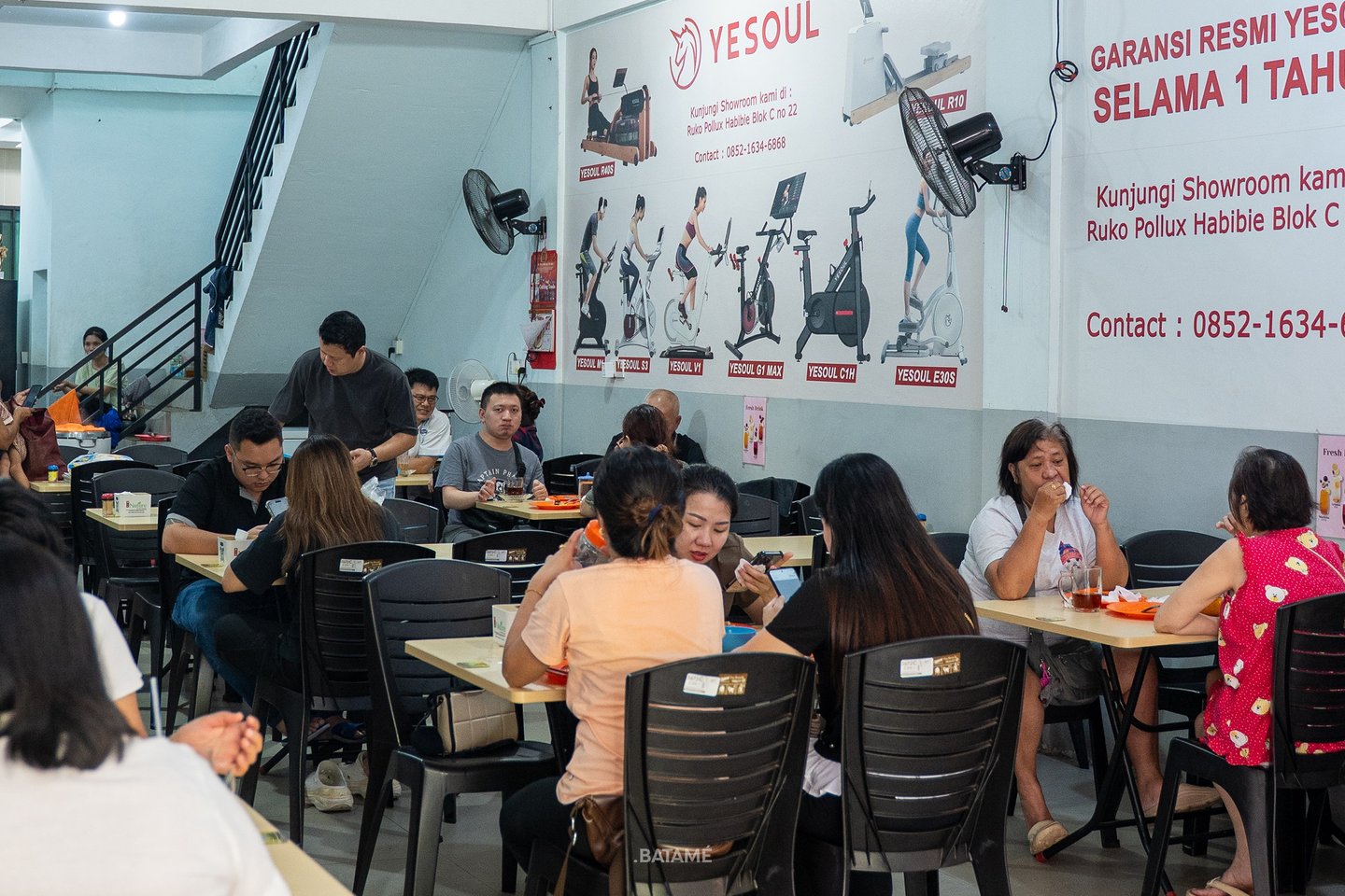crowds having brunch at nasi kari ali batam