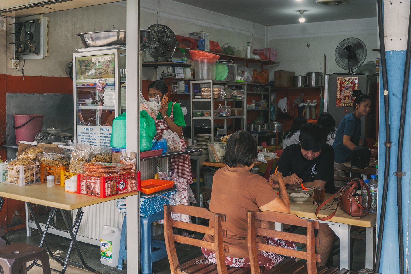 a crowd eating breakfast at Mie Pok Ahan Batam