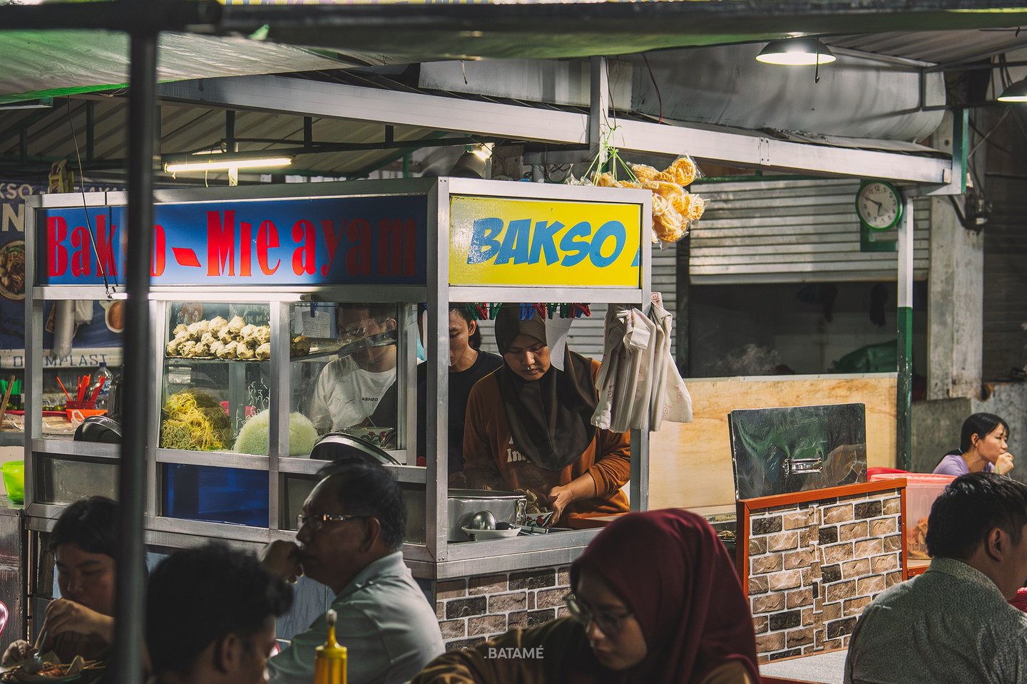 Crowds surrounding stall at Langgeng Mie Ayam Bakso Batam