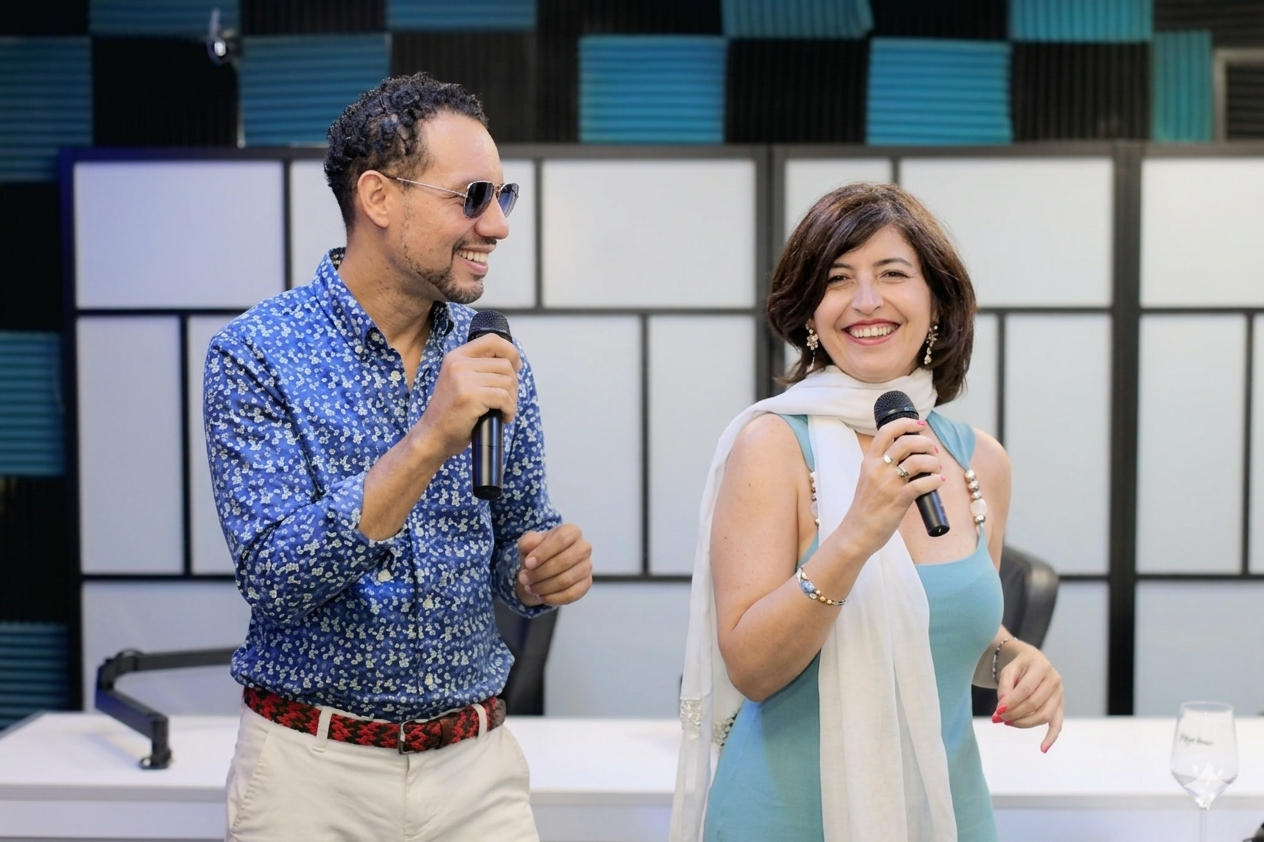 Momento de improvisación musical en una radio de República Dominicana