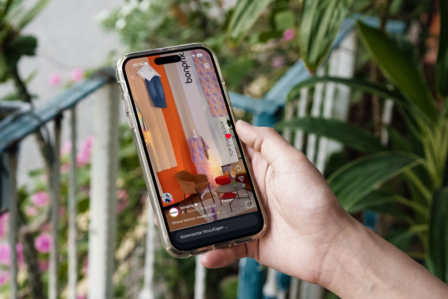 Person hält Handy und schaut Instagram-Reels von Bonporix an