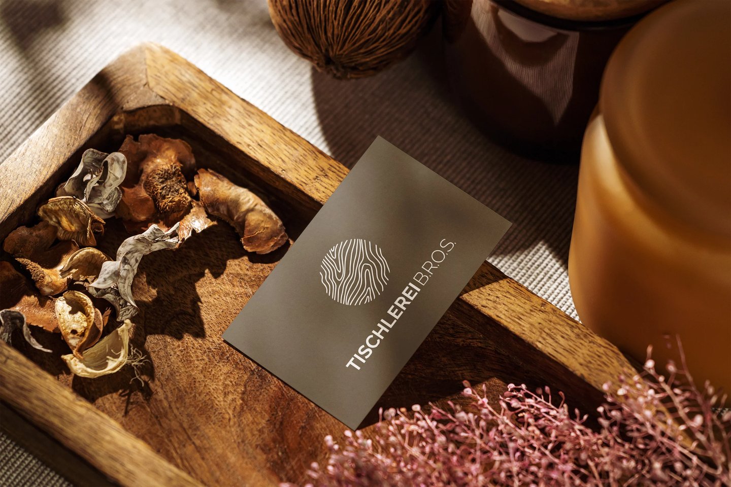 Visitenkarte von Tischerlei B.R.O.S. liegt auf Holzschale