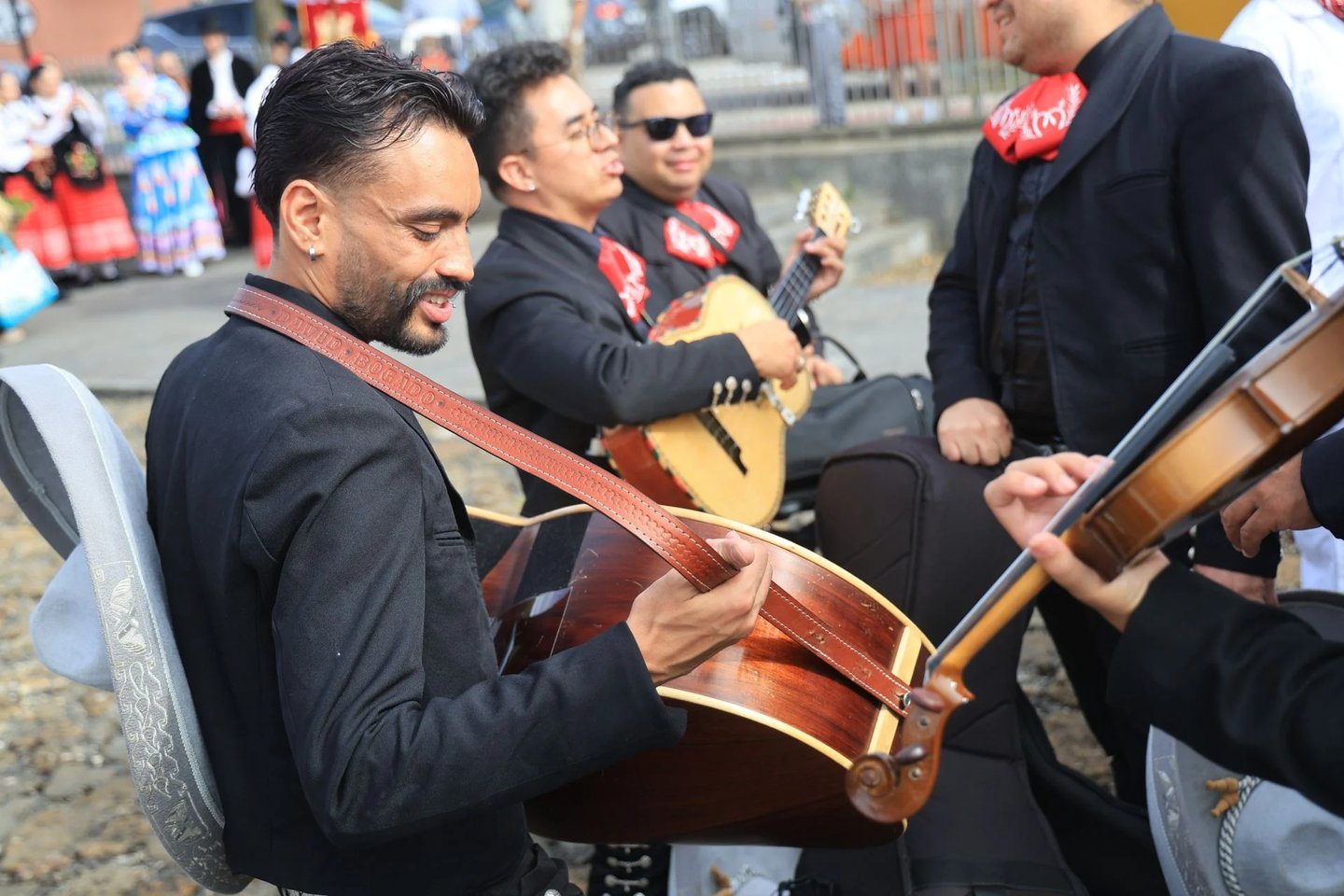 Mariachi Sentimiento Mexicano en concierto en Madrid, músicos tocando canciones mexicanas auténticas