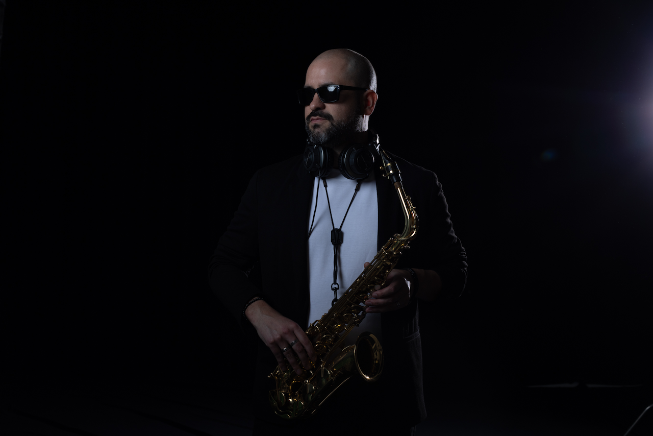 Saxofonista en restaurante