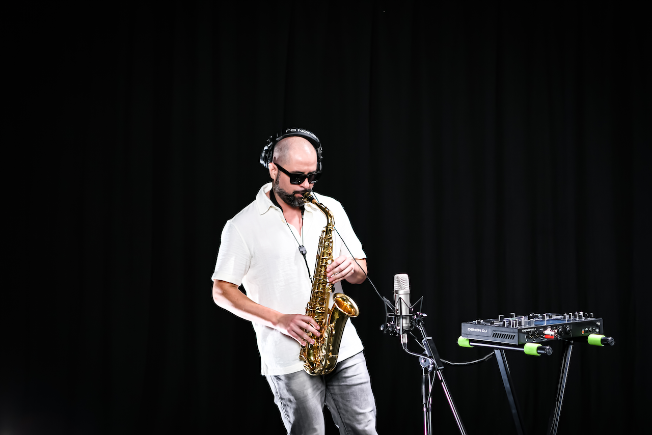 DJ Saxo y Percusión